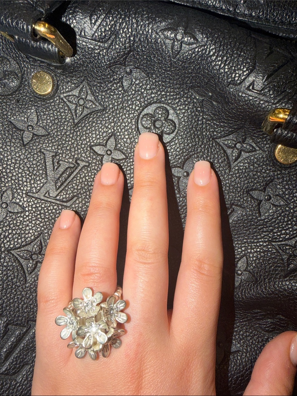 Silver tone Floral ring🤍